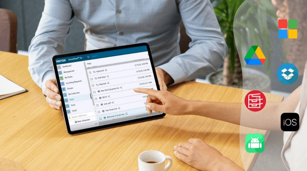 Xerox® DocuShare® Go: Nahtlose Kompatibilität und Integration Eine Hand, die ein Smartphone hält, interagiert mit dem Touchscreen eines Xerox-Multifunktionsdruckers und zeigt verschiedene Symbole an, darunter Logos für Mobil- und Cloud-Speicher, die eine umfassende Kompatibilität und nahtlose Integration mit Xerox DocuShare Go symbolisieren.