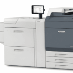 Xerox® Proficio™ PX300 Produktionsdruckmaschine – Seitenansicht und Bildschirm