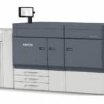 Xerox® Proficio™ PX500 Produktionsdruckmaschine Seitenansicht und Bildschirm